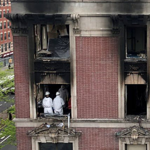 Schreckliches Harlem-Feuer stiehlt 6 im NYCHA-Gebäude das Leben